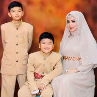 Anak kedelapan dari delapan bersaudara ini juga lihai memakai make up. Terlihat dari riasannya sehari-hari yang cukup mencolok. Foto: Instagram