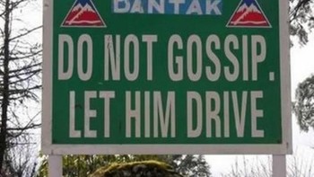 Tuh jangan suka gosip, biar fokus nyetir. (Foto: Internet)