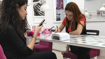 Celana dan sepatunya kembar atau pantulan cermin nih. Bisa tebak? (Foto: Brightside)