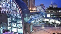 Desain stasiun ini memadukan nuansa lingkungan alam yang menjadikan stasiun seolah ruang transisi antara kereta bawah tanah dan taman. Foto: Dok. Inhabitat