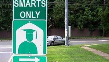 Duh! cuma boleh dilewati sama orang pintar nih. (Foto: Internet)