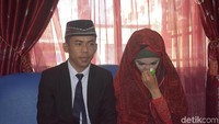 Hisyam (22) dan Nurul Qomariah (22) terpaksa menikah di Mapolsek Panakukang Makassar. Foto: Ibnu Munsir/detikcom