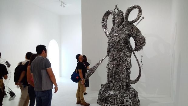 Pilih Mana, Sibuk Selfie Atau Nikmati Karya Seni?