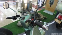 Demi mempertahankan nuansa klasik era 1950-an, dibagian bodi depan dan samping kanan belakang motor terdapat angka 6 berkelir hitam, yang memperkuat gaya racing nan klasik pada Vespa Sei Giorni ini. Foto: Khairul Imam Ghozali