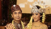 Raditya Dika dan Anissa Aziza pamer cincin kepada awak media. Foto: Mauludi Rismoyo