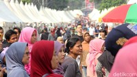 Ratusan orang menghadiri festival ini.