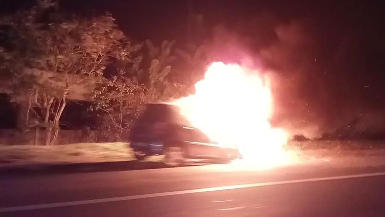 Mobil Terbakar di Ruas Tol Purbaleunyi Mobil Terbakar di Ruas Tol Purbaleunyi