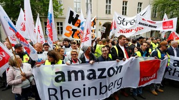 Belum lama ini,ratusan karyawan Amazon di Berlin, Jerman, menggelar aksi demo terkait perlakuan perusahaan. Foto: Reuters