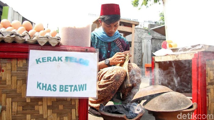Festival Palang Pintu digelar di Jalan Raya Kemang, Jakarta Selatan, Sabtu (5/5). Beragam budaya Betawi dipamerkan.