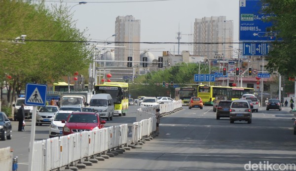 Suasana Kota Urumqi, Ibukota Xinjiang. Traveler dari Jakarta bisa terbang dulu ke Guangzhou atau Beijing sebelum lanjut ke Urumqi (Fitraya/detikTravel) Suasana Kota Urumqi, Ibukota Xinjiang. Traveler dari Jakarta bisa terbang dulu ke Guangzhou atau Beijing sebelum lanjut ke Urumqi (Fitraya/detikTravel)