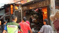 Api membakar rumah tersebut.