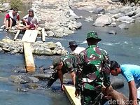 Pembangunan jembatan darurat di Maros.