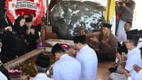 Prabowo tampak berdoa di makam Bung Karno. Tampak Rahmawati Soekarnoputri ikut dalam ziarah tersebut. (Foto: Facebook Prabowo Subianto)