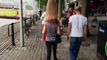 Terlihat tinggi sekali kepala wanita ini. (Foto: Brightside)