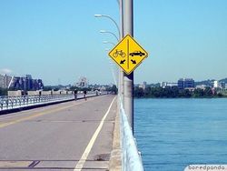 Kocak! Rambu Peringatan yang Bikin Pengendara Bingung