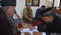Tangis haru pecah usai ijab kabul. Foto: Ibnu Munsir/detikcom