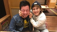 Restoran Jepang juga jadi pilihan Evelyn untuk nongkrong dengan temannya. Kala itu ia makan bersama sahabat yang sudah ia anggap sebagai adiknya sendiri.  Foto: Instagram @evelinnadaanjani