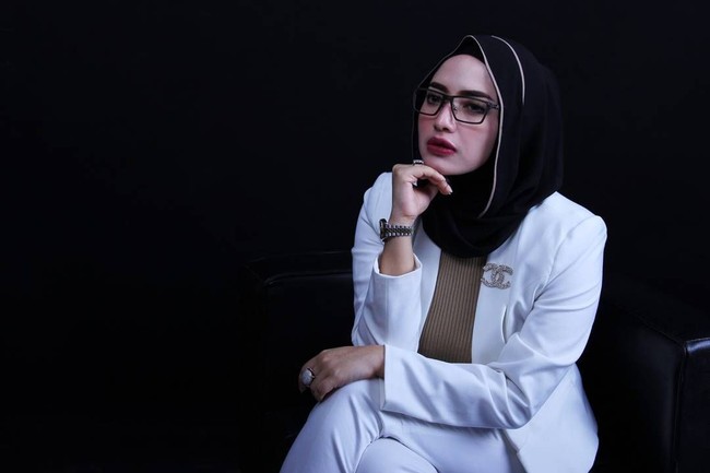 Yulia Mochammad dikabarkan dekat dengan penyanyi Opick. Meski ia sudah menepis kabar tersebut, ia tetap mengunggah foto editan berdua dengan Opick dengan kata-kata manis. Foto: Instagram