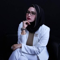 Yulia Mochammad dikabarkan dekat dengan penyanyi Opick. Meski ia sudah menepis kabar tersebut, ia tetap mengunggah foto editan berdua dengan Opick dengan kata-kata manis. Foto: Instagram