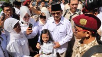 Usai berziarah, Prabowo menyapa warga Blitar. Dia tampak berfoto dengan warga, termasuk anak kecil. (Foto: Facebook Prabowo Subianto)