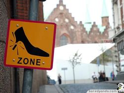 Kocak! Rambu Peringatan yang Bikin Pengendara Bingung