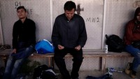 Seorang imigran Suriah bernama Hossam Eldin (55), terlihat sedang melaksanakan ibadah di sebuah stasiun kereta di dekat desa Pythio, Yunani. Alkis Konstantinidis/Reuters.