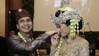 Anissa Aziza mencium tangan sang suami. Foto: Mauludi Rismoyo