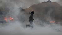 Warga Palestina berdemo di perbatasan antara Gaza dan Israel menuntut tanah Palestina yang dirampas Israel. REUTERS/Ibraheem Abu Mustafa.