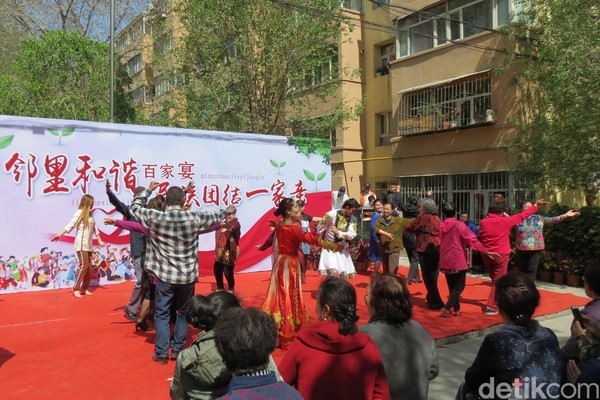Para etnis minoritas di Xinjiang gemar menari dan bernyanyi. Ini adalah tradisi ribuan tahun sejak menjadi kaum penjelajah padang rumput di Jalur Sutra (Fitraya/detikTravel)