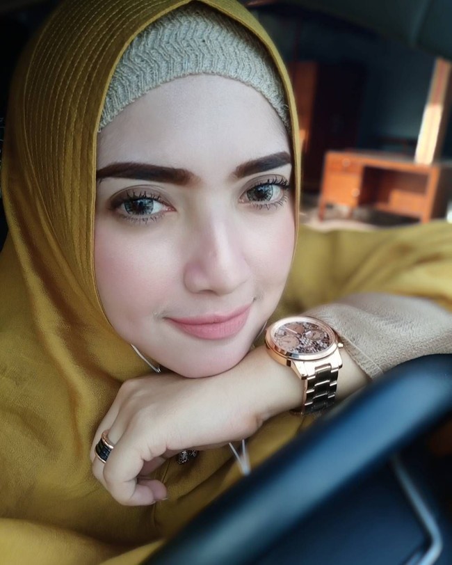 Yulia Mochammad memakai hijab di kesehariannya. Ia sering mendatangi acara-acara formil dengan balutan hijab segi empat. Foto: Instagram