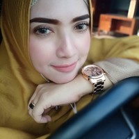 Yulia Mochammad memakai hijab di kesehariannya. Ia sering mendatangi acara-acara formil dengan balutan hijab segi empat. Foto: Instagram