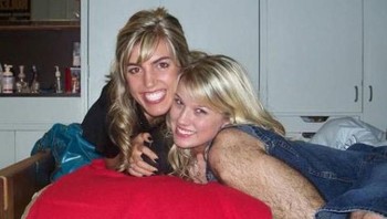 Tangan wanita ini berbulu? Perhatikan lagi, itu hanya kaki. (Foto: Brightside)