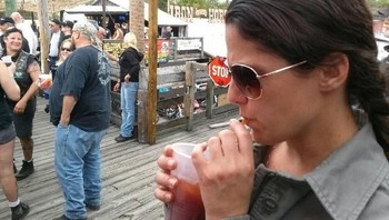 Sedang merokok atau minum sedotan ya? (Foto: Brightside)