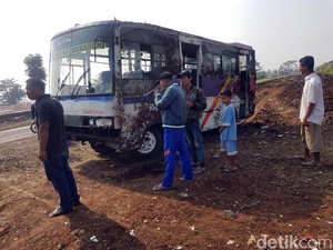 Bus Terguling di Jalur Lingkar Selatan Sukabumi