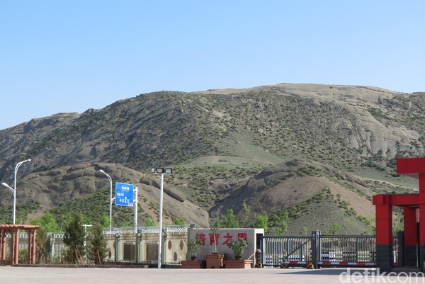 Di luar Kota Urumqi langsung padang rumput dan perbukitan. Selama ribuan tahun, etnis asli Xinjiang hidup di padang rumput (Fitraya/detikTravel) Di luar Kota Urumqi langsung padang rumput dan perbukitan. Selama ribuan tahun, etnis asli Xinjiang hidup di padang rumput (Fitraya/detikTravel)