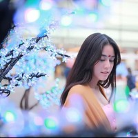 Wanita yang jago memangkas rambut ini pun banyak dikagumi oleh netizen, terutama pria. Foto: Facebook