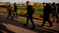 Sebuah grup imigran Suriah sedang berjalan menuju kota Didymoteicho, Yunani. Alkis Konstantinidis/Reuters.