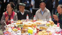 Bertualang ke Xinjiang adalah menikmati eksotisme Jalur Sutra yang berumur ribuan tahun. 46% orang Xinjiang etnis Uyghur, 40 persen etnis Han. Sisanya etnis Kazakhs 6,5% dan etnis Hui 4,5% (Fitraya/detikTravel)