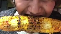 Duh, makan jagung bakarnya nggak pake jaim alias jaga image. Jidatnya sampe mengkerut dan matanya hampir tertutup. Foto: Instagram @evelinnadaanjani