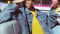Begini nih kalau model disuruh pose saat makan burger. Jadi keliatan keren ya? Apalagi baju yang dipakai Kendall berwarna kontras dengan bangunan di belakangnya. Foto: Kendall Jenner