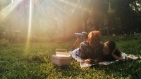 Romantisnya! Piknik ditemani air putih, jadi pilihan Young Lex menghabiskan waktu bersama sang kekasih. Jika tengah dimabuk cinta, air putih pun terasa manis seperti jus alpukat. Foto: Instagram @young_lex18