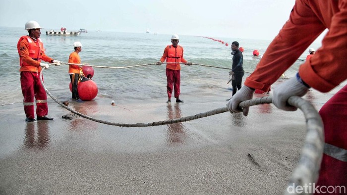 XL Axiata ikut serta dalam proyek pembangunan Sistem Komunikasi Kabel Laut (SKKL) internasional. Kabel bawah laut ini menghubungkan Australia-Indonesia-Singapura.