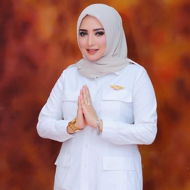 Menjabat sebagai wakil sekretaris Pimpinan Anak Cabang (PAC) Gerindra, ia sering tampil memakai seragam partai. Yuliast memadukannya dengan hijab segi empat polos berwarna senada. Foto: Instagram