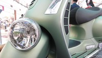 Kesan klasik pada Vespa Sei Gironi ini bisa dilihat dari lampu utama yang letaknya di sepatbor depan, sebutannya faro basso. Foto: Khairul Imam Ghozali