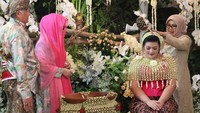 Setelah itu, dilakukan siraman. Siraman diawali oleh Mufidah Kalla, yang dianggap sebagai sesepuh, setelah itu sejumlah sesepuh Sekar. Kemudian siraman diakhiri oleh ibunda Sekar, Mbak Tutut.  (Foto: Dok. Istimewa)