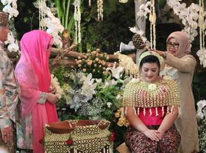 Foto: Momen Mufidah Kalla Hadiri Siraman Putri Mbak Tutut