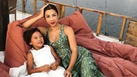 Di sana, ia pun menginap di sebuah resort dengan nama serupa. Jennifer pun tidak lupa mengajak serta anak perempuannya, Kiyomi Bachdim (jenniferbachdim/Instagram)