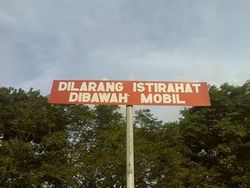Kocak! Rambu Peringatan yang Bikin Pengendara Bingung
