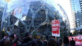 Aksi berlangsung di kantor baru Amazon yang baru saja diresmikan belum lama ini dengan bentuknya seperti bola kaca raksasa. Foto: Reuters