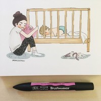 Ketika si kecil memiliki waktu susah untuk tidur, ibu akan selalu siap menjaganya meskipun merasa sangat letih.  Foto: Instagram/@karacandraw